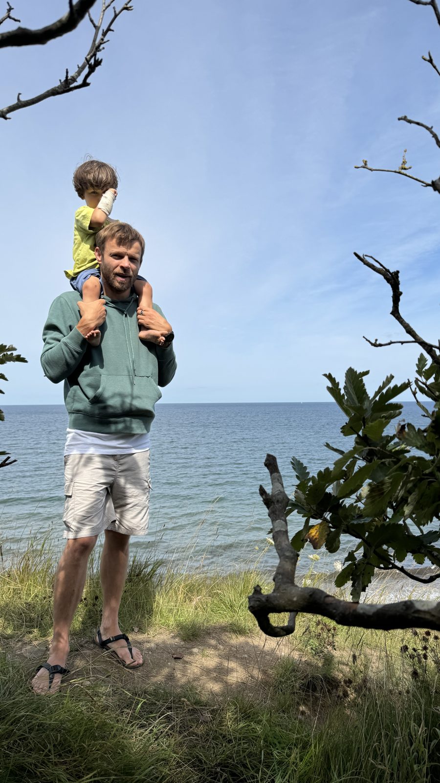 Far med barn på skuldrene ved havet — om tilknytning