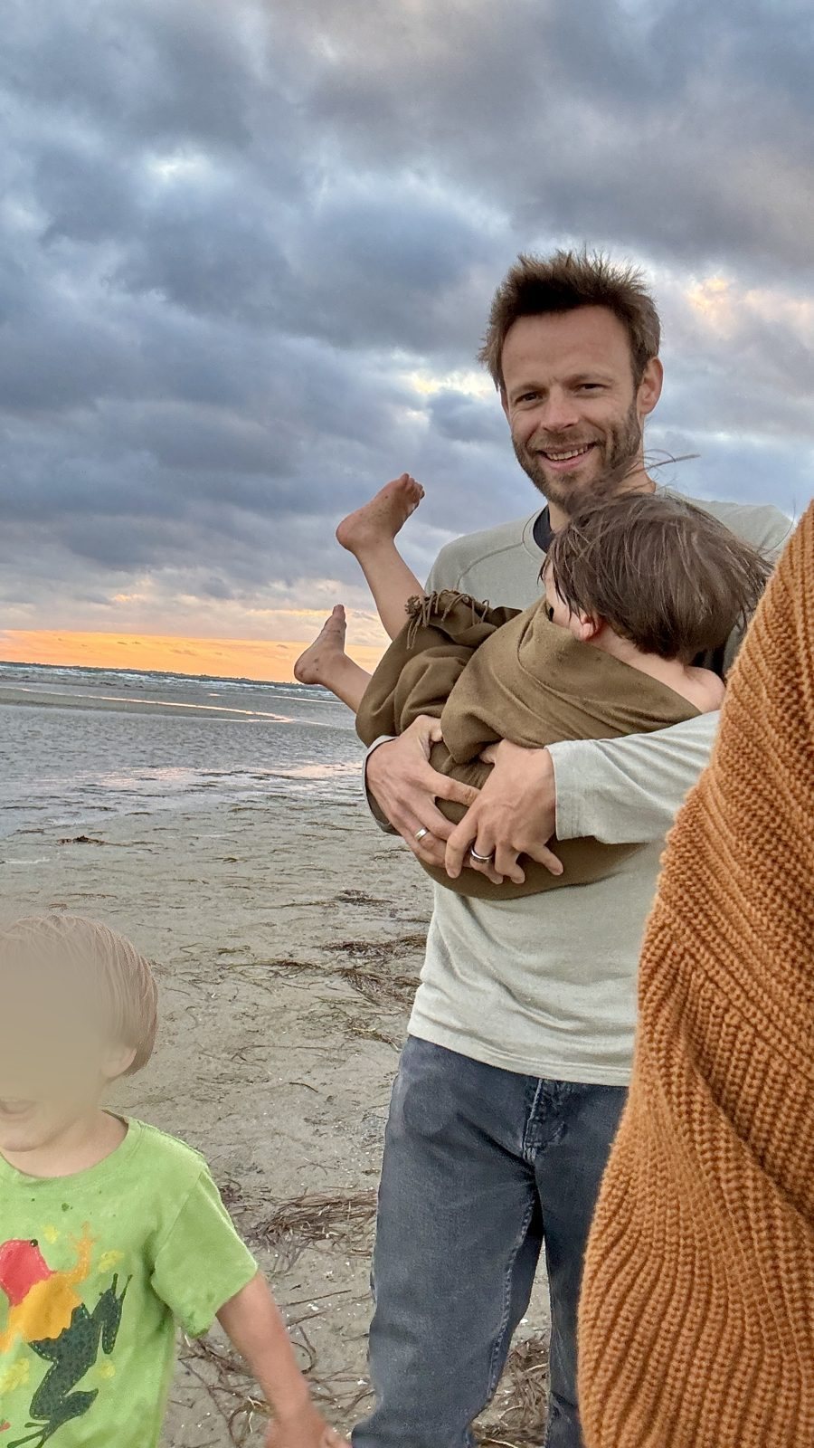 Far med sine børn ved stranden i solnedgang — om aldrig at føle sig god nok