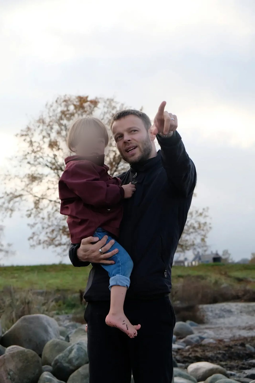 Nicolai Severin med sit barn udenfor — psykoterapeut MPF for mænd og fædre