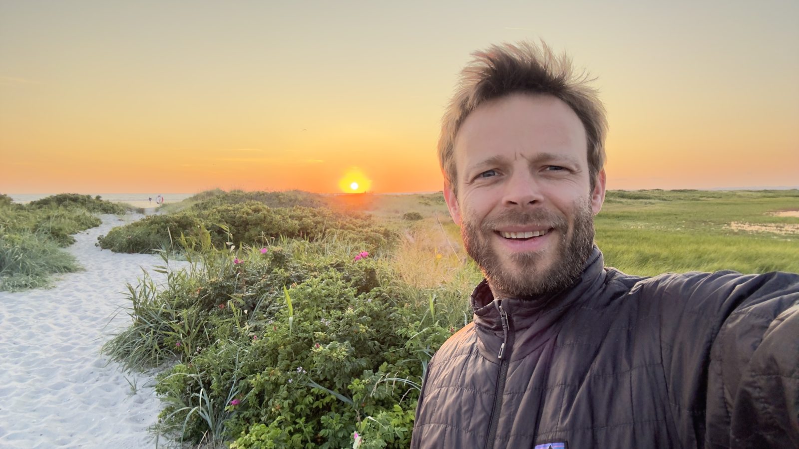 Mand ved stranden i solnedgang — om depression hos mænd