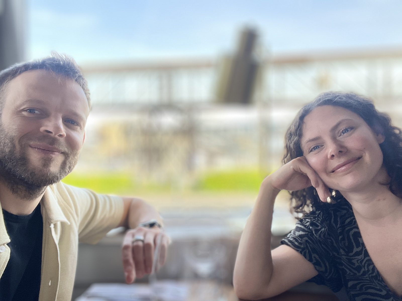 Nicolai og Mia på café — om gentagne skænderier