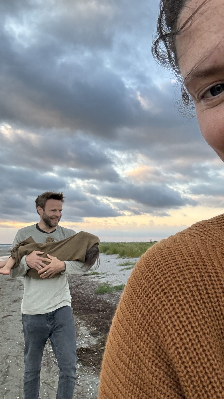 Nicolai og Mia ved stranden — om afstand i parforholdet